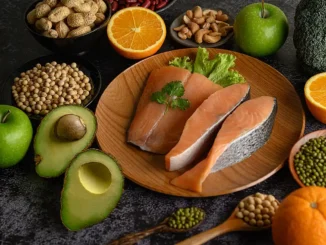 Zdroj vitamínu D na dřevěném stole, symbol slunečního vitamínu