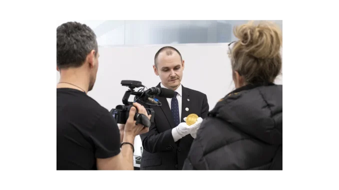 Cena zlata klesá pod geopolitickým tlakem