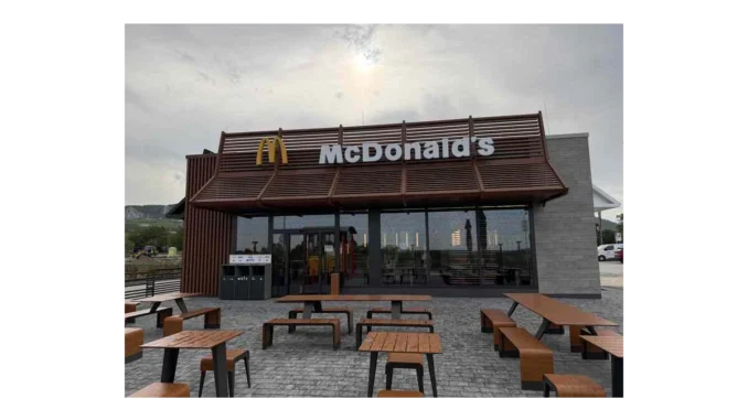 Nový McDonald's u Perné s výhledem na Pálavu